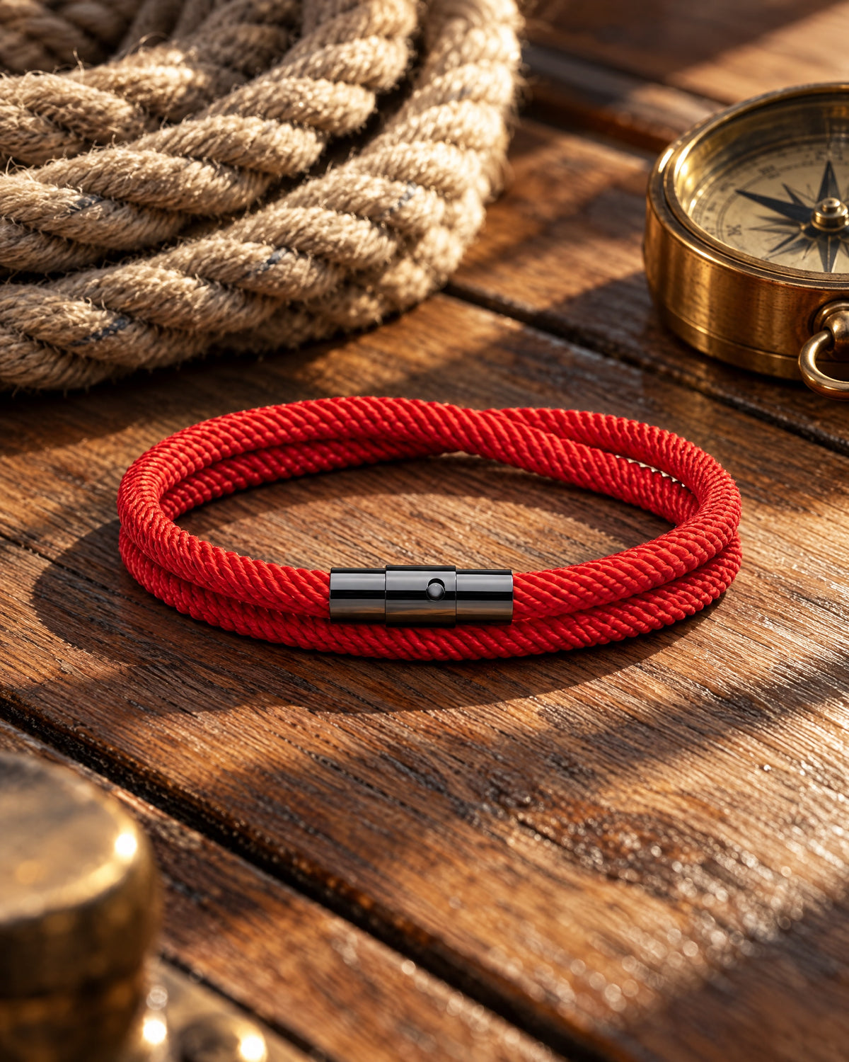 Pulsera Wave Roja, pulsera de cuerda de Studio Kyo® – foto de estudio sobre cubierta de barco