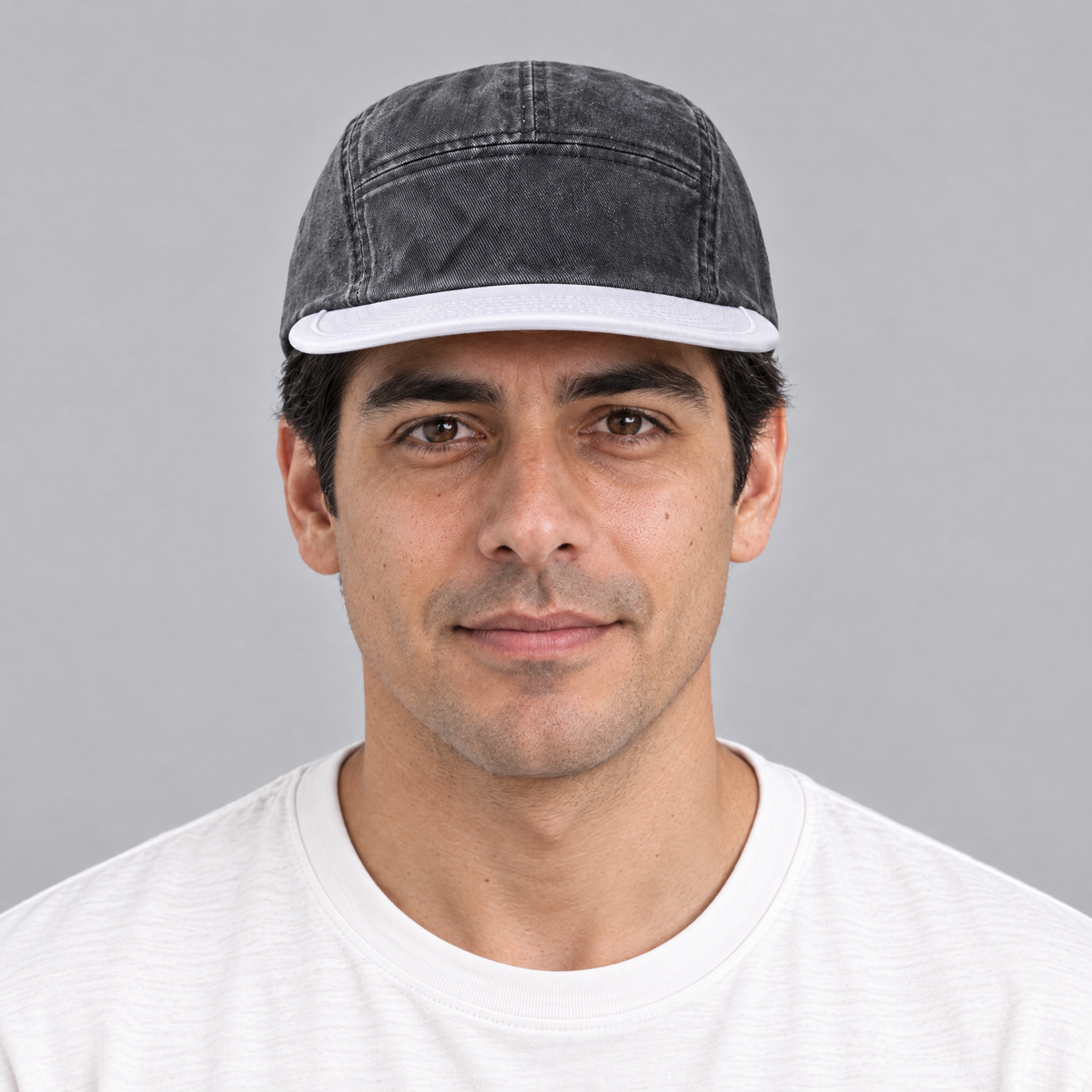 Hombre usando KYO 5 Paneles Gris y Blanco – Studio Kyo®