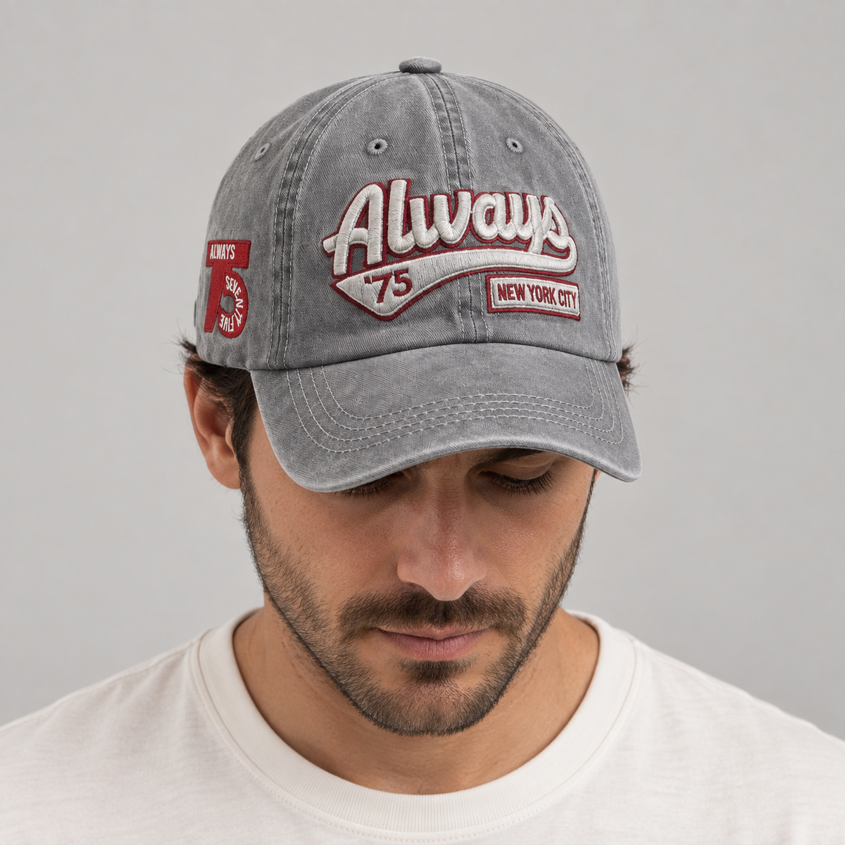 Gorro Always gris: hombre mirando hacia abajo, detalle de visera y bordado.