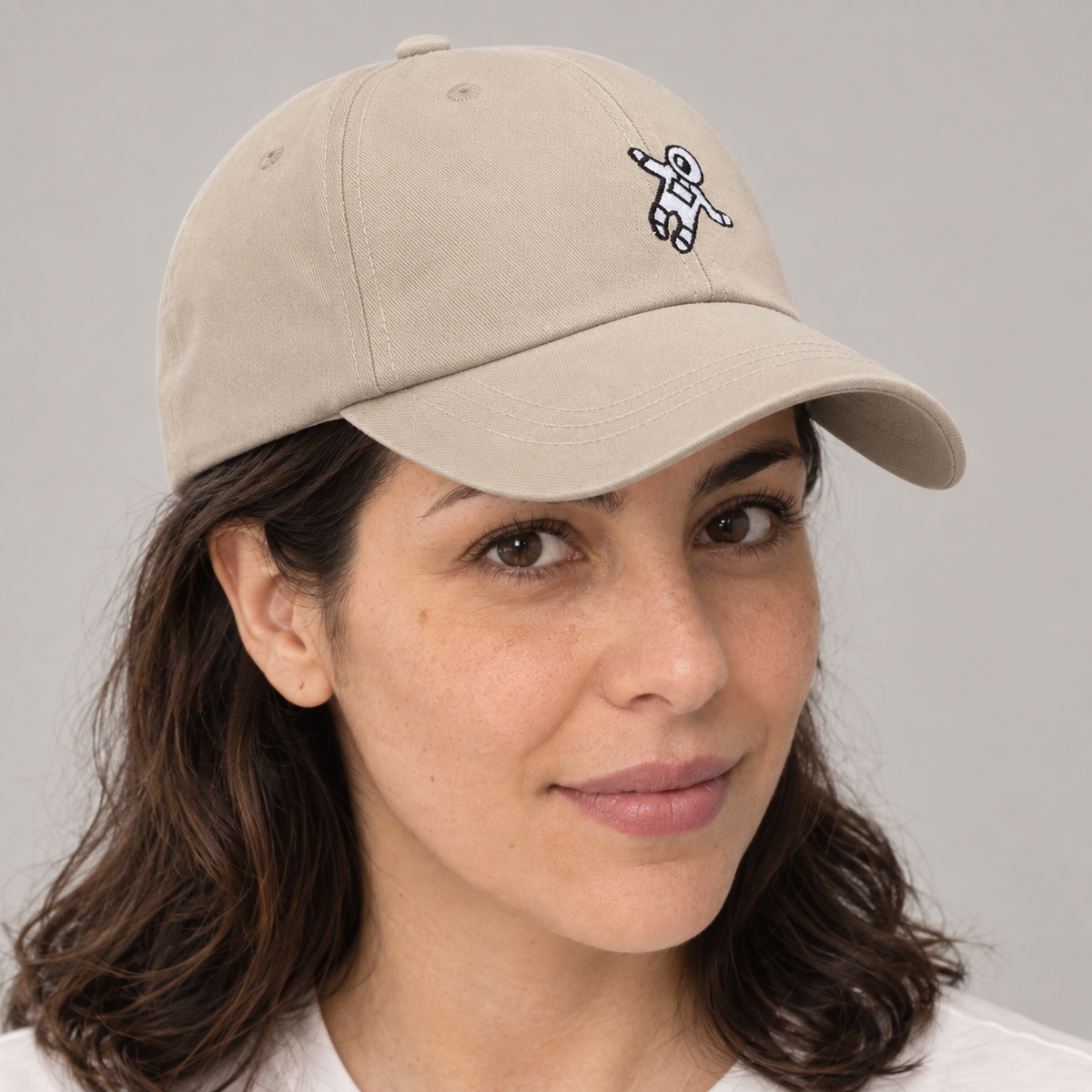 Detalle del bordado del Gorro Astronauta beige en modelo mujer.