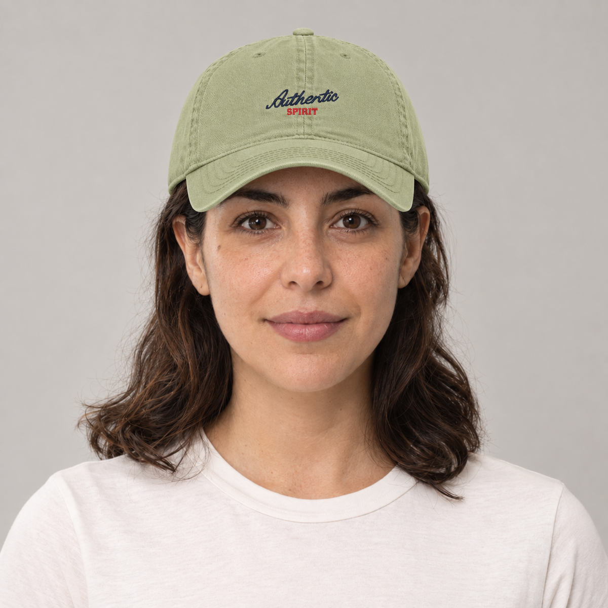 Gorro Autenthic verde, vista frontal en modelo mujer.