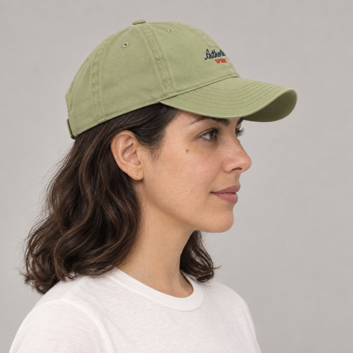 Gorro Autenthic verde, vista lateral en modelo mujer.