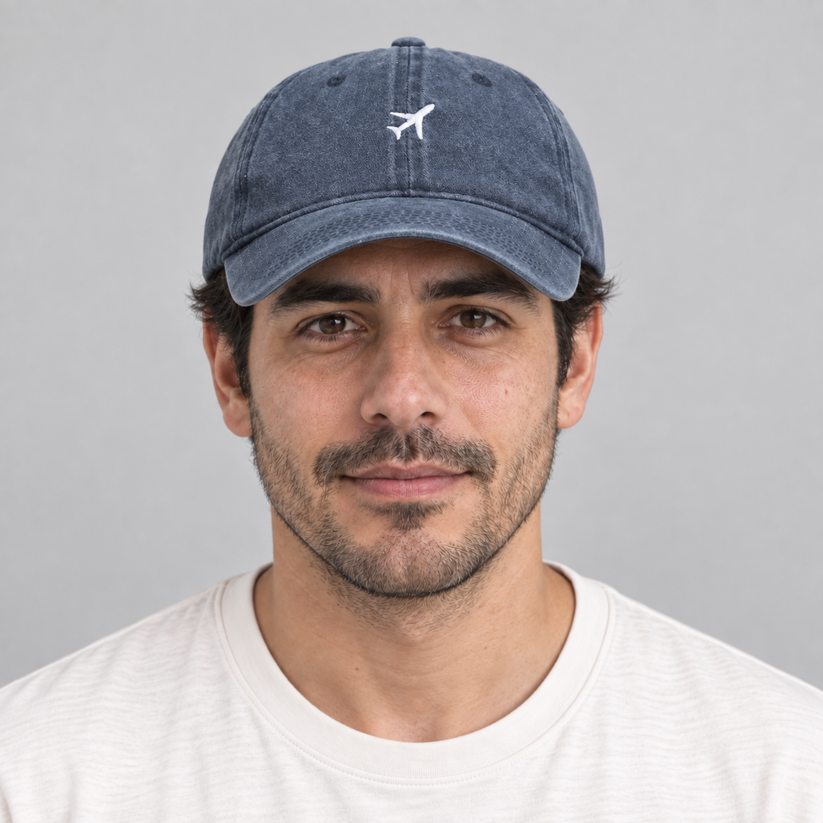 Gorro Avión azul con bordado blanco, vista frontal en modelo hombre