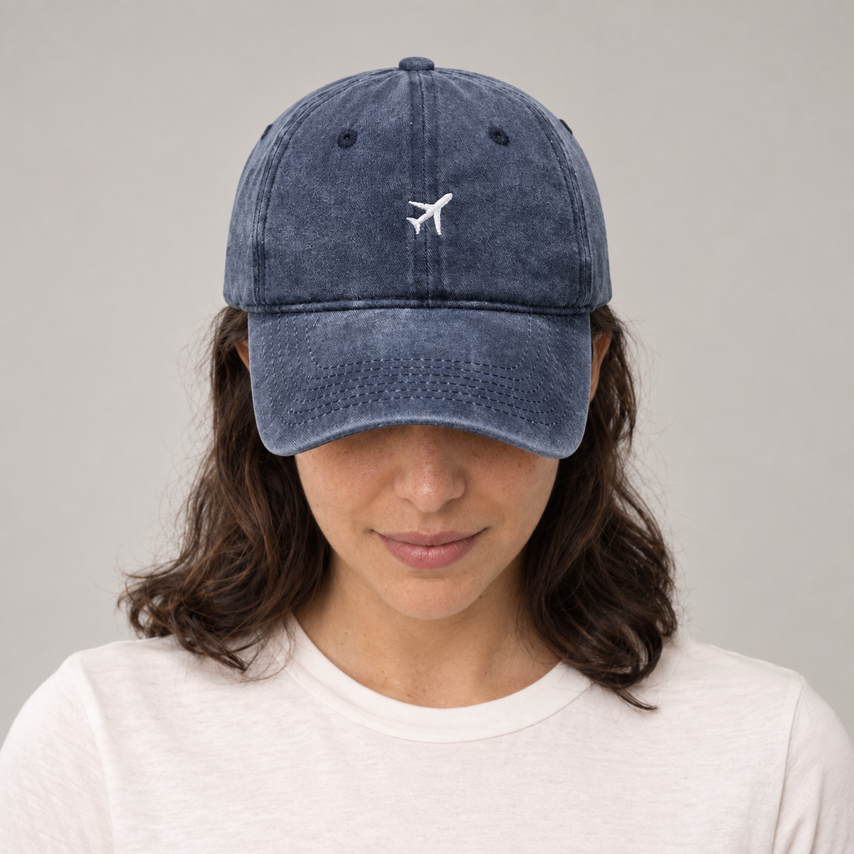 Gorro Avión azul, modelo mujer mirando hacia abajo en estudio