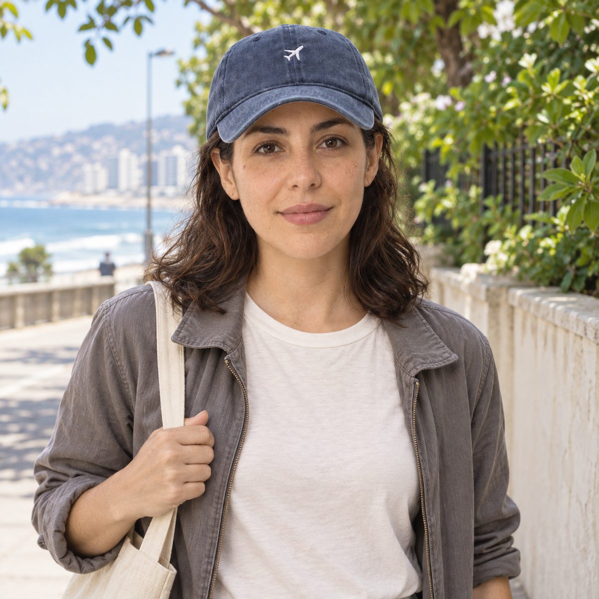 Gorro Avión azul usado por modelo mujer en un paseo por Viña del Mar