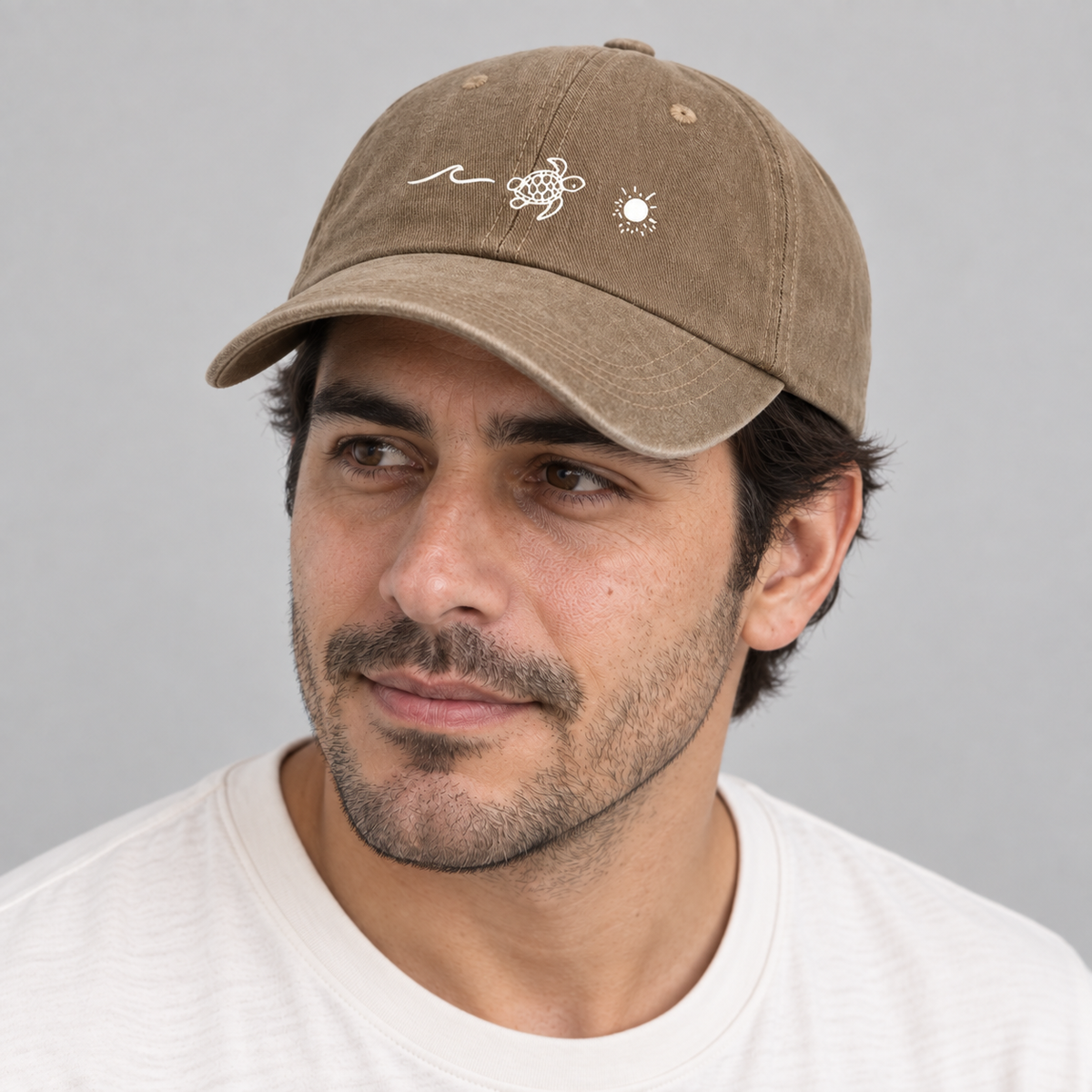 Detalle del Gorro Bali camello y sus motivos blancos en modelo hombre