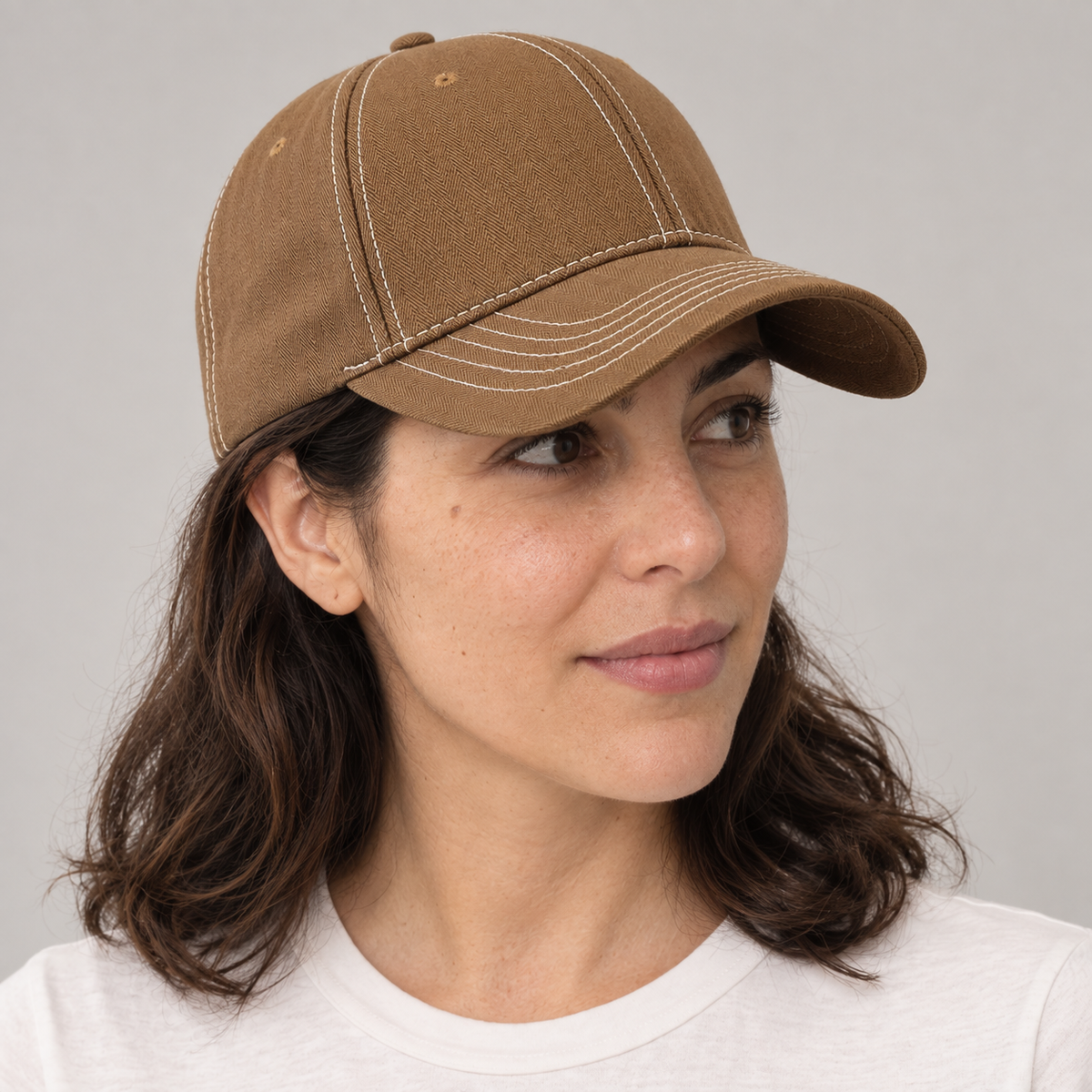 Detalle de la trama y costuras del Gorro Baseball café en mujer