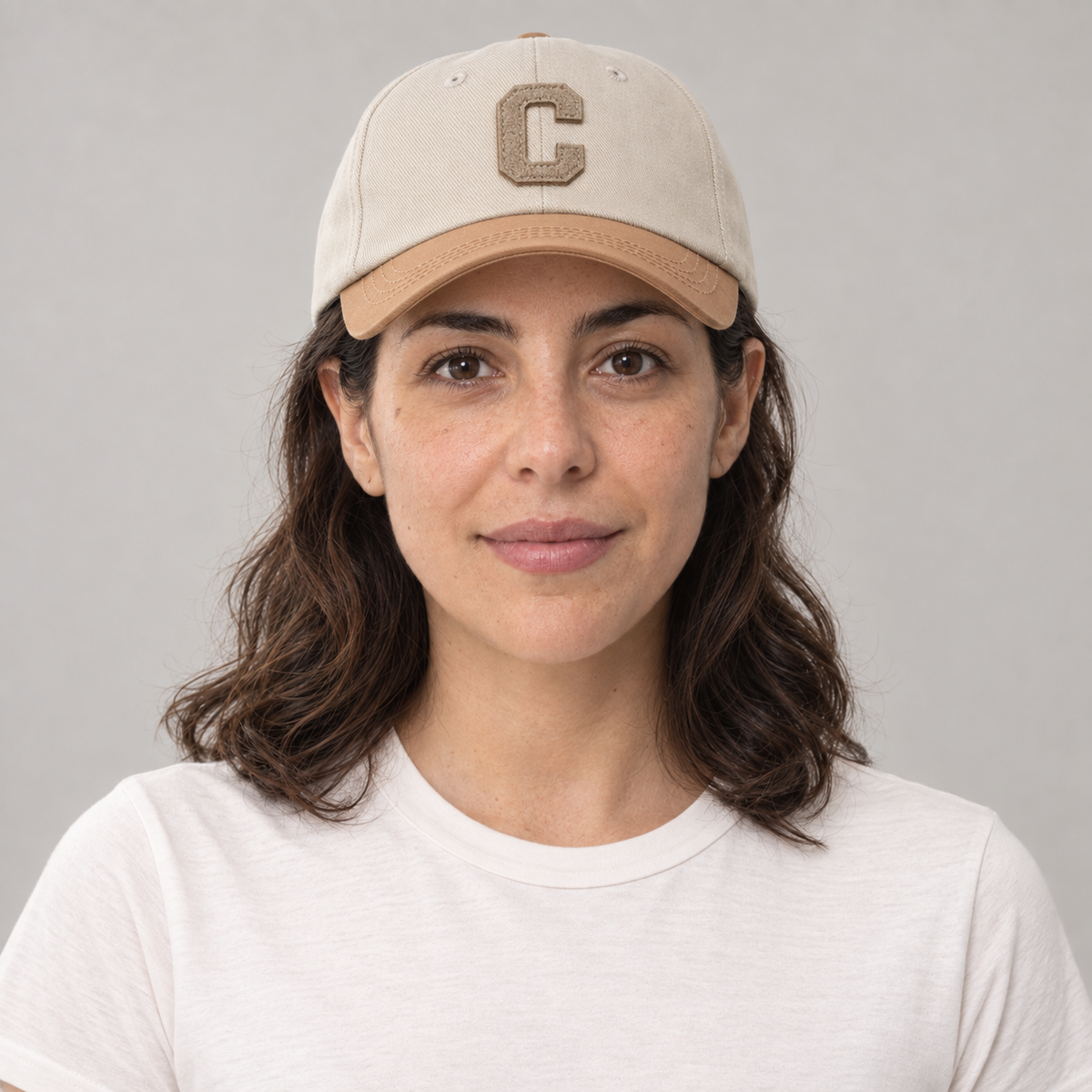 Gorro Bicolor C beige y camello, vista frontal en mujer