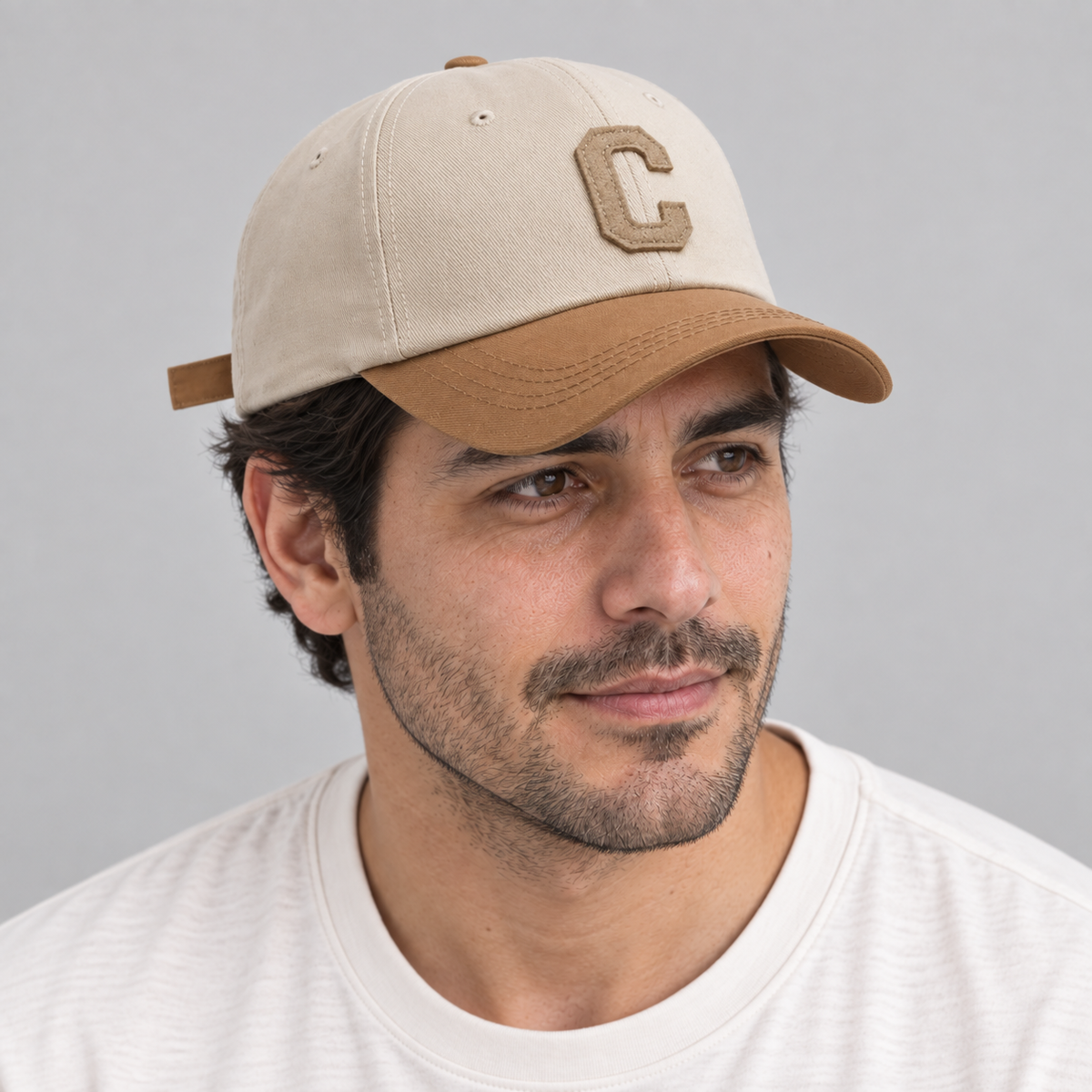 Detalle de la letra C en relieve del Gorro Bicolor C en hombre
