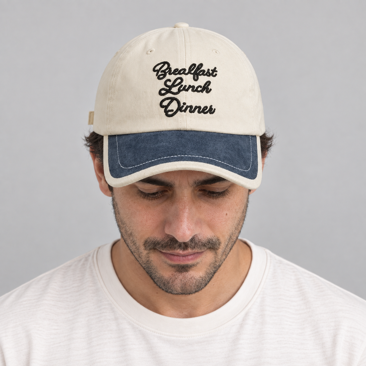 Gorro Breakfast Lunch Dinner azul oscuro y crema, mirando hacia abajo en modelo hombre