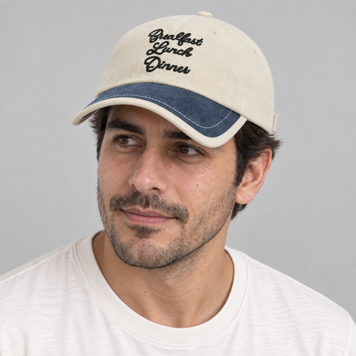 Gorro Breakfast Lunch Dinner azul oscuro y crema, detalle del diseño en modelo hombre