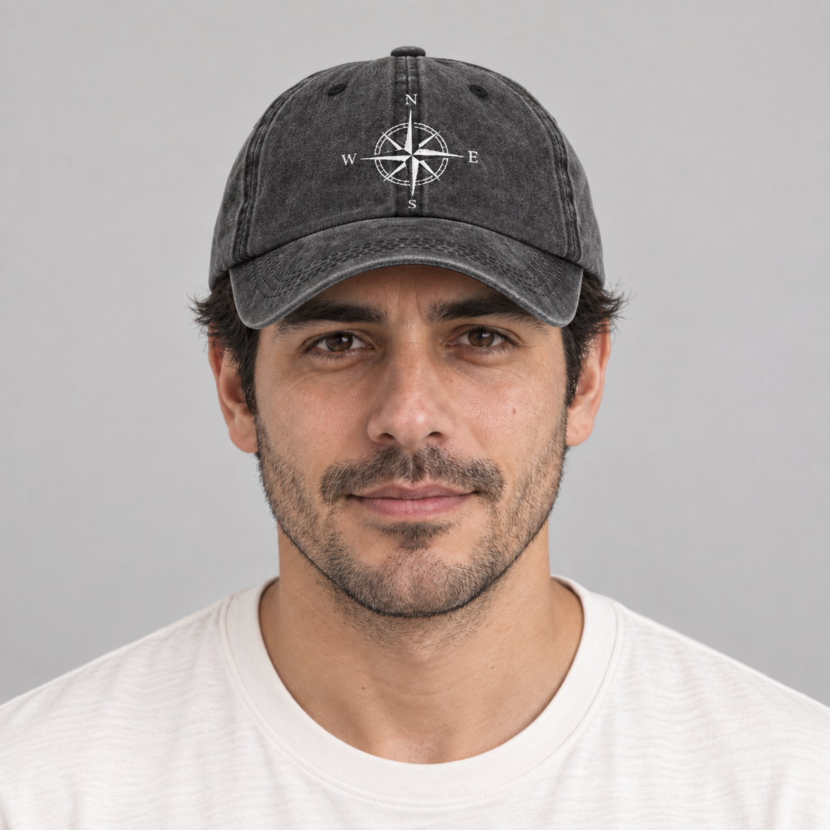 Gorro Brújula negro, vista frontal en modelo hombre