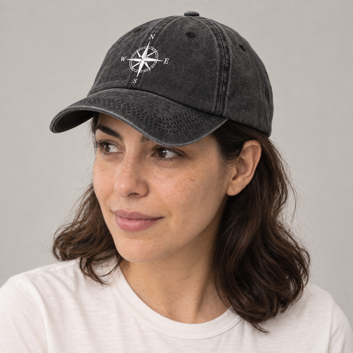 Gorro Brújula negro, detalle del diseño en modelo mujer