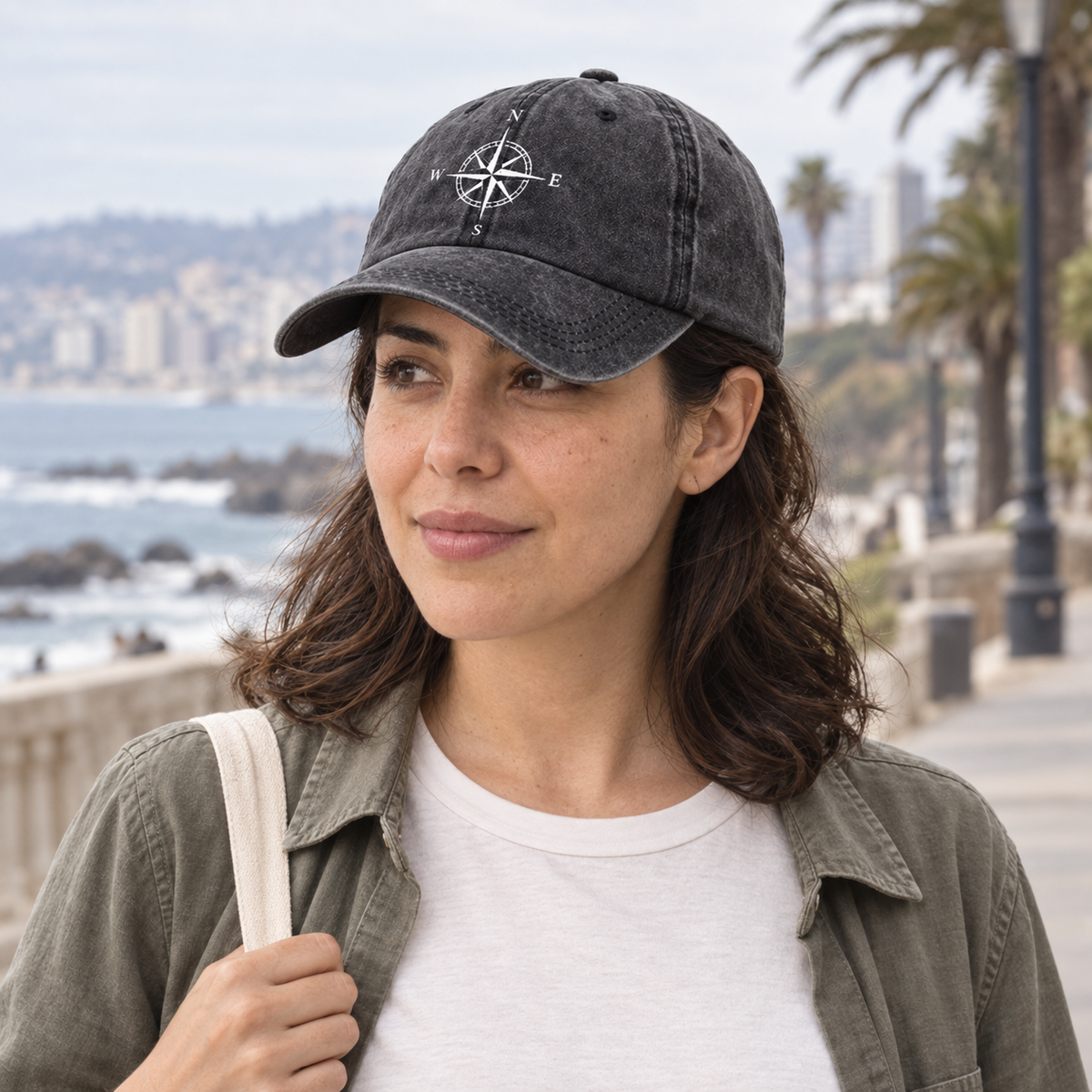 Gorro Brújula negro, uso cotidiano en Viña del Mar en modelo mujer