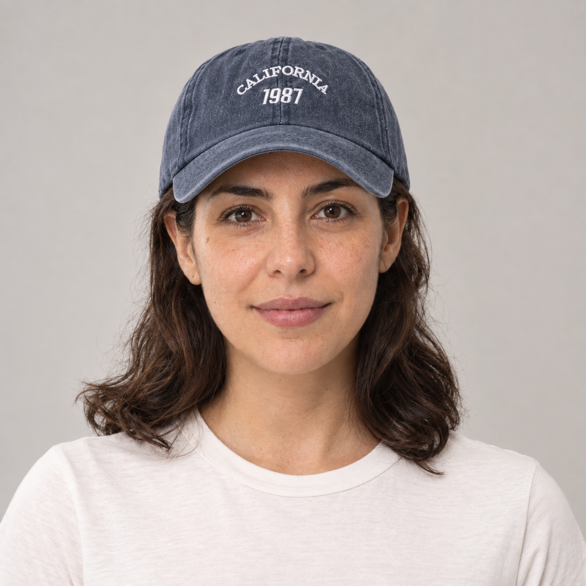 Gorro California 1987 azul, vista frontal en modelo mujer
