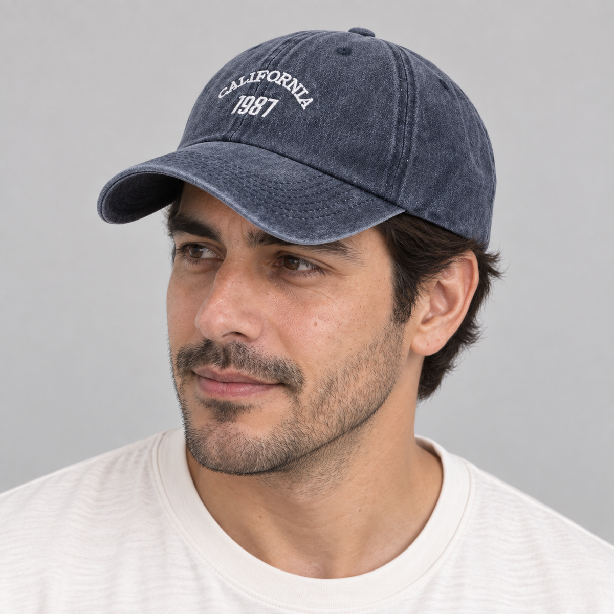 Gorro California 1987 azul, detalle del diseño en modelo hombre