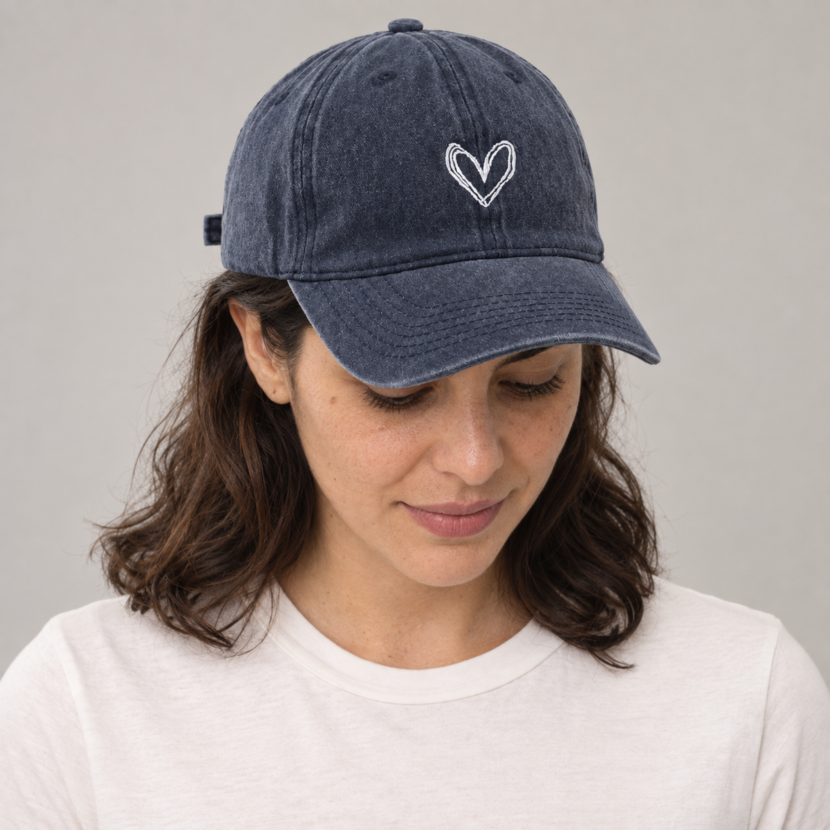 Gorro Corazón azul oscuro, mirando hacia abajo en modelo mujer