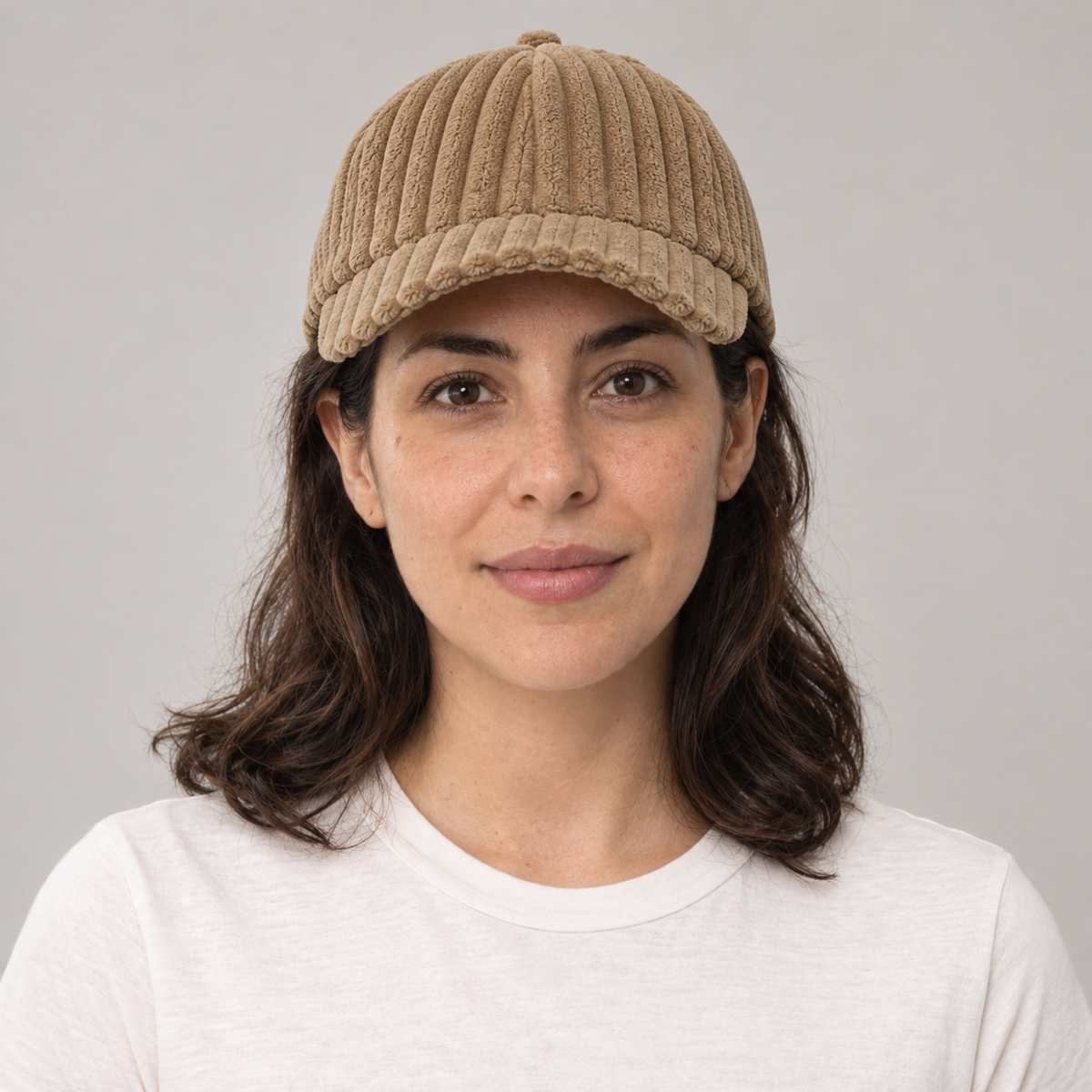Gorro Cotelé camello, vista frontal en modelo mujer