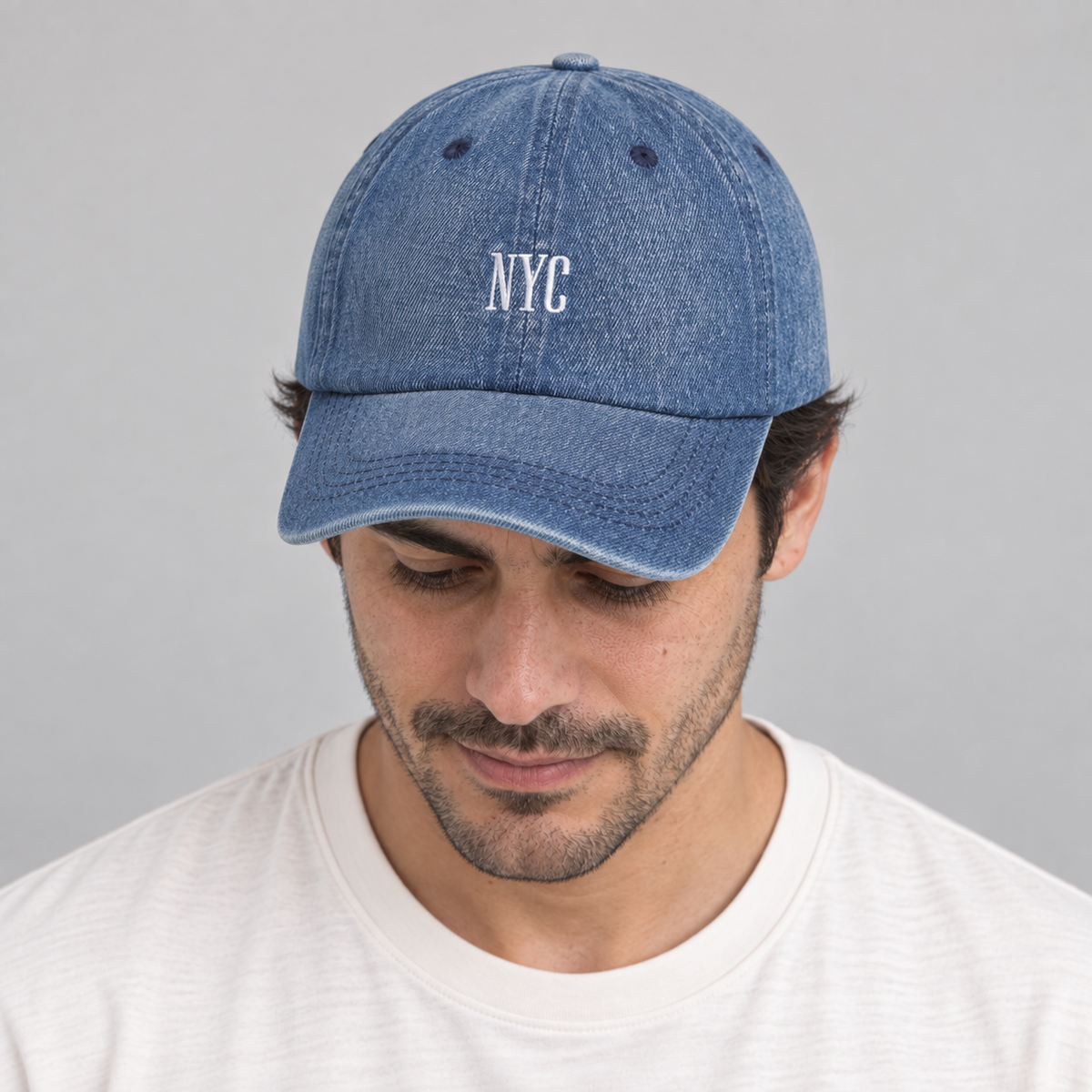 Gorro Denim NY azul, mirando hacia abajo en modelo hombre