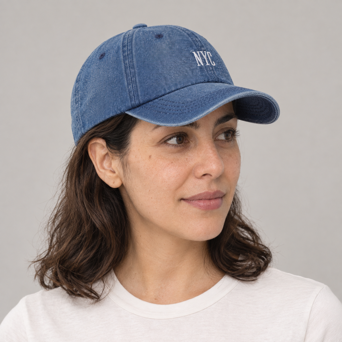 Gorro Denim NY azul, vista lateral en modelo mujer