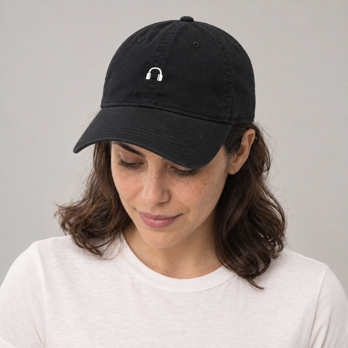 Gorro DJ negro, mirando hacia abajo en modelo mujer
