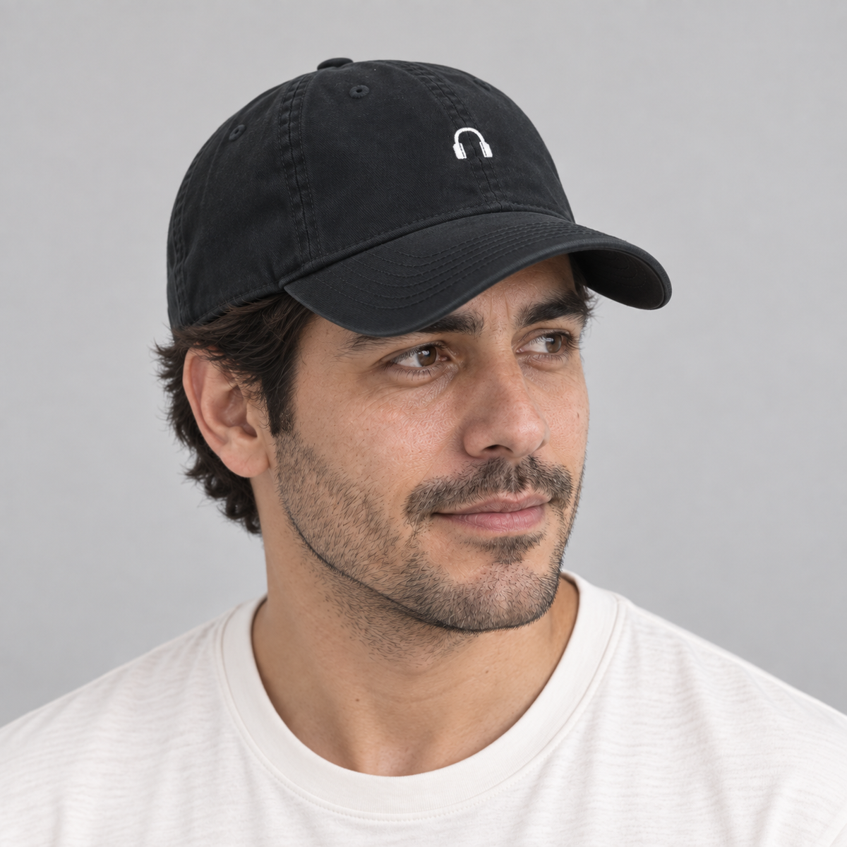 Gorro DJ negro, vista lateral en modelo hombre