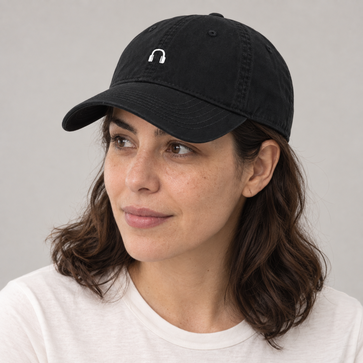 Gorro DJ negro, detalle del diseño en modelo mujer