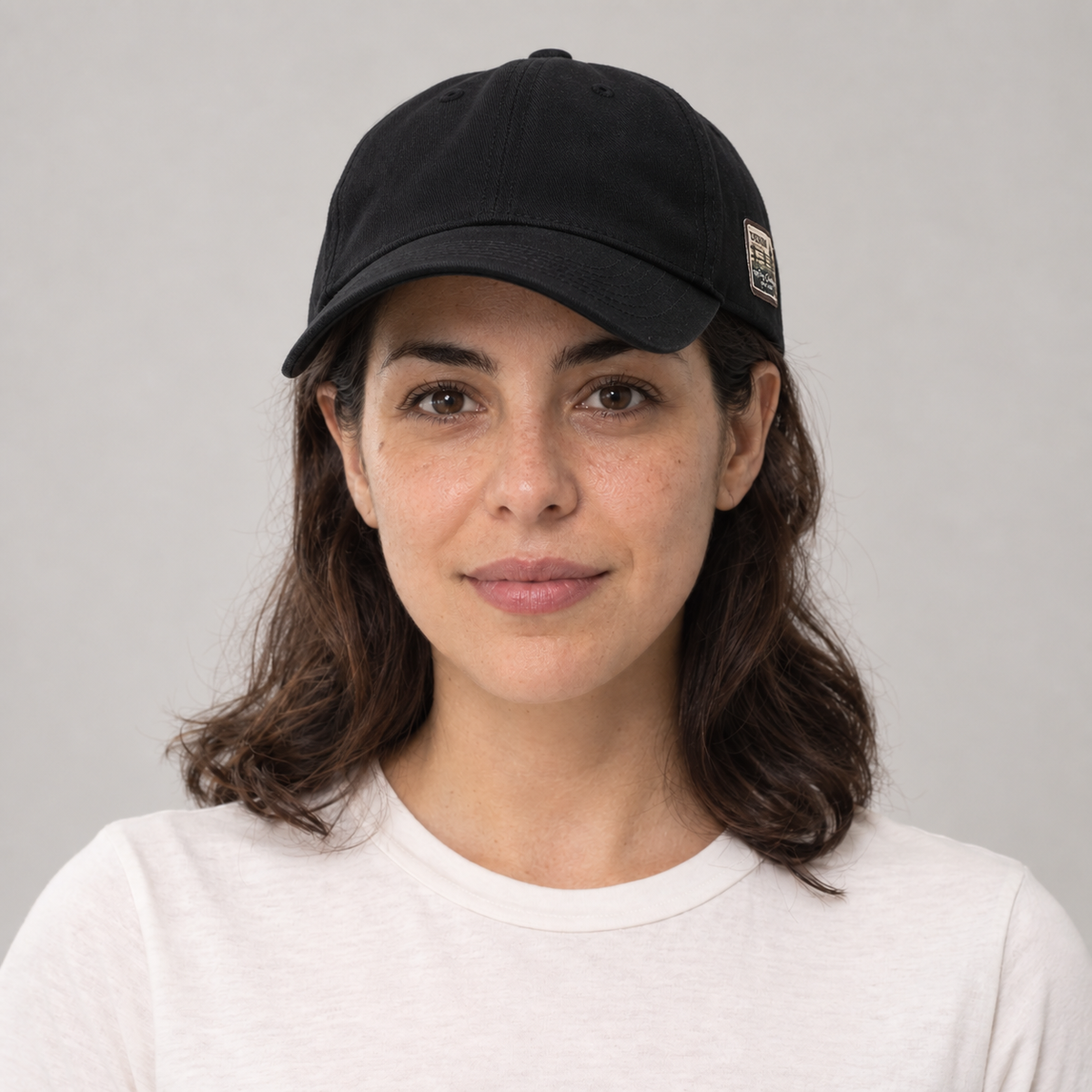 Gorro Esencial negro, vista frontal en modelo mujer
