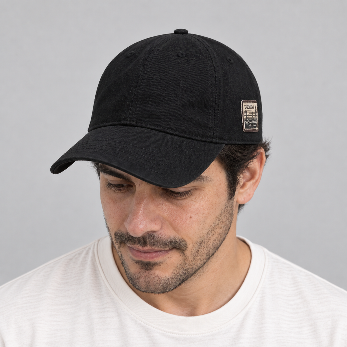 Gorro Esencial negro, mirando hacia abajo en modelo hombre
