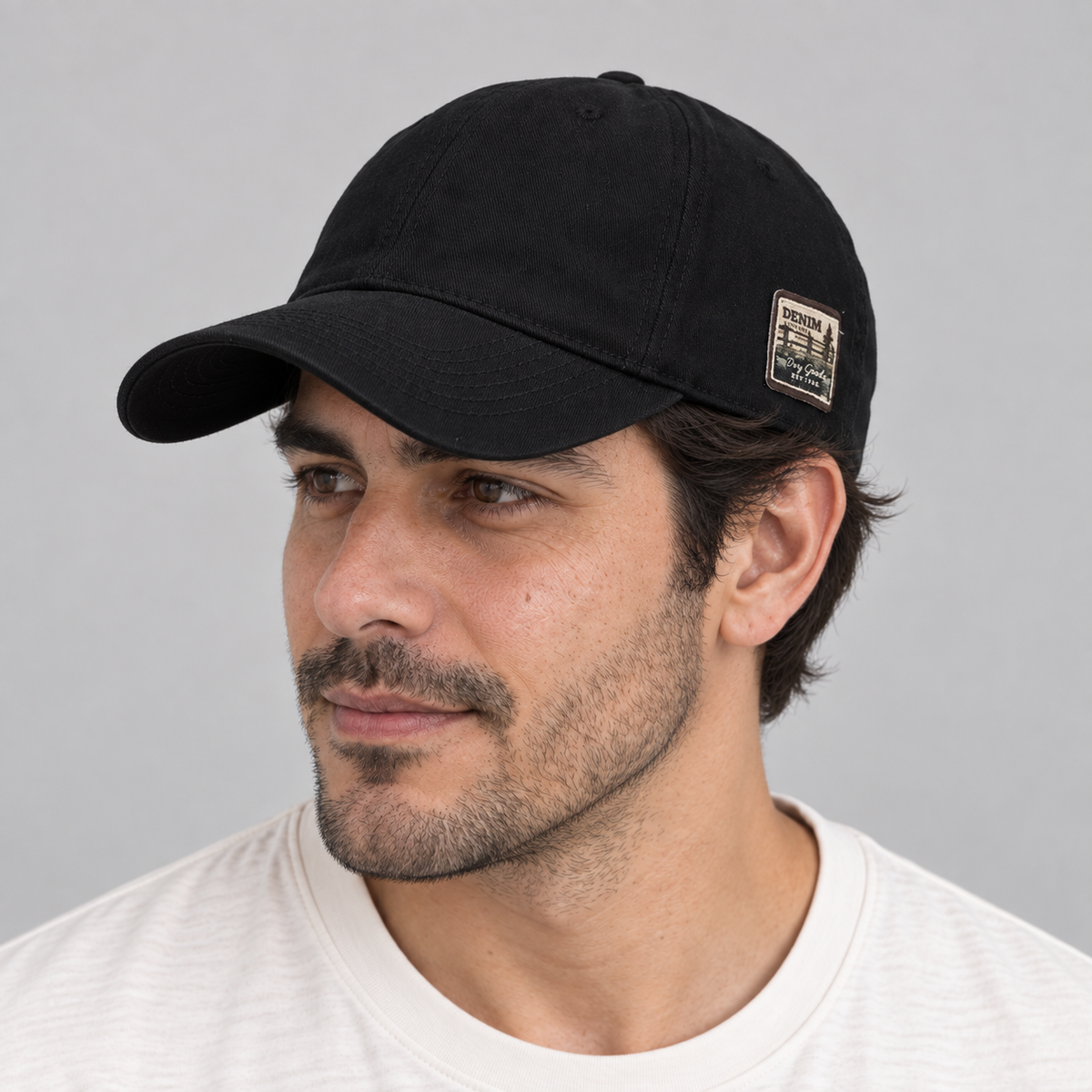 Gorro Esencial negro, detalle del diseño en modelo hombre