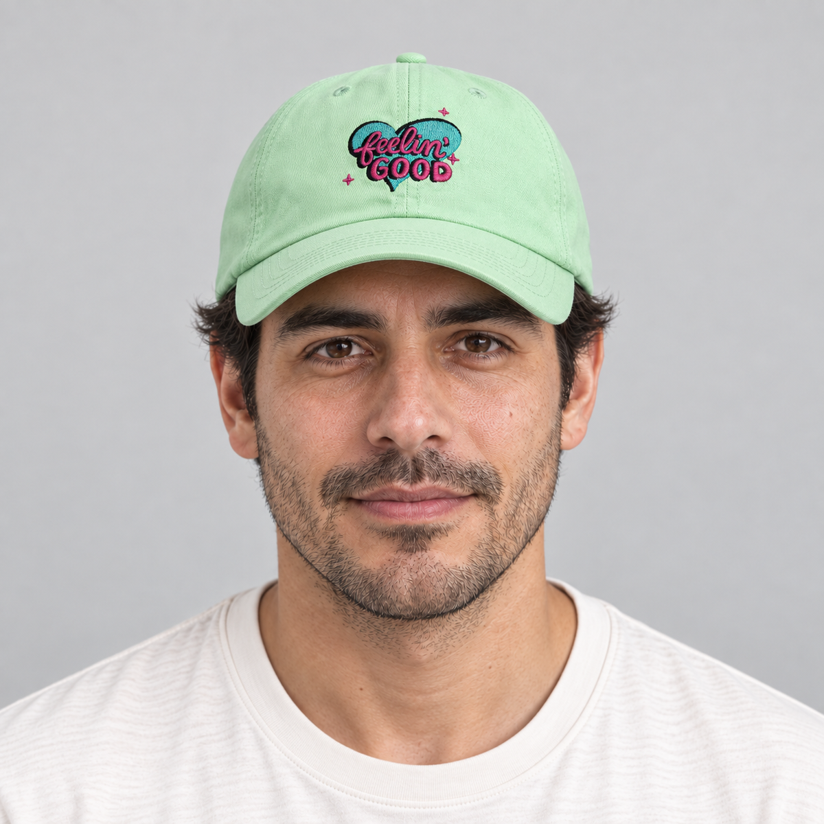 Gorro Feeling Good verde, vista frontal en modelo hombre