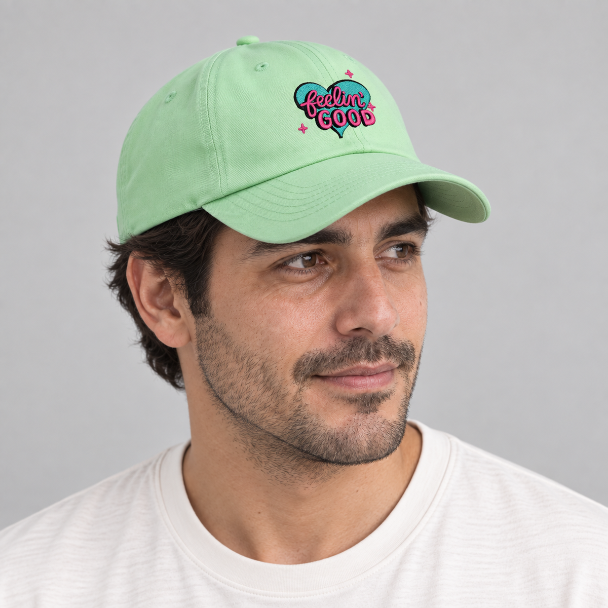 Gorro Feeling Good verde, vista lateral en modelo hombre