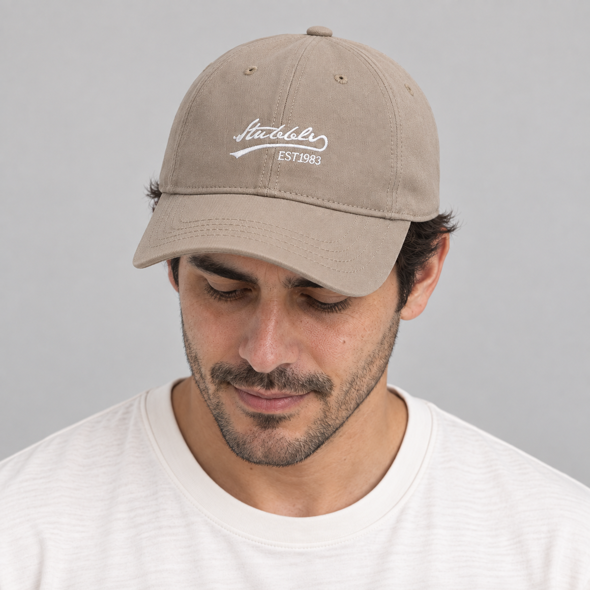 Gorro Fit Amplio beige, mirando hacia abajo en modelo hombre