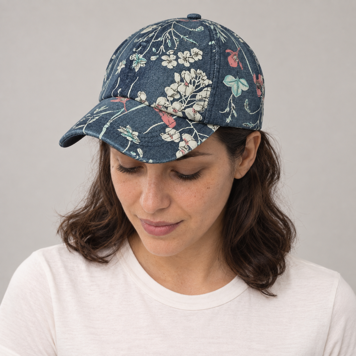 Gorro Floral azul, mirando hacia abajo en modelo mujer