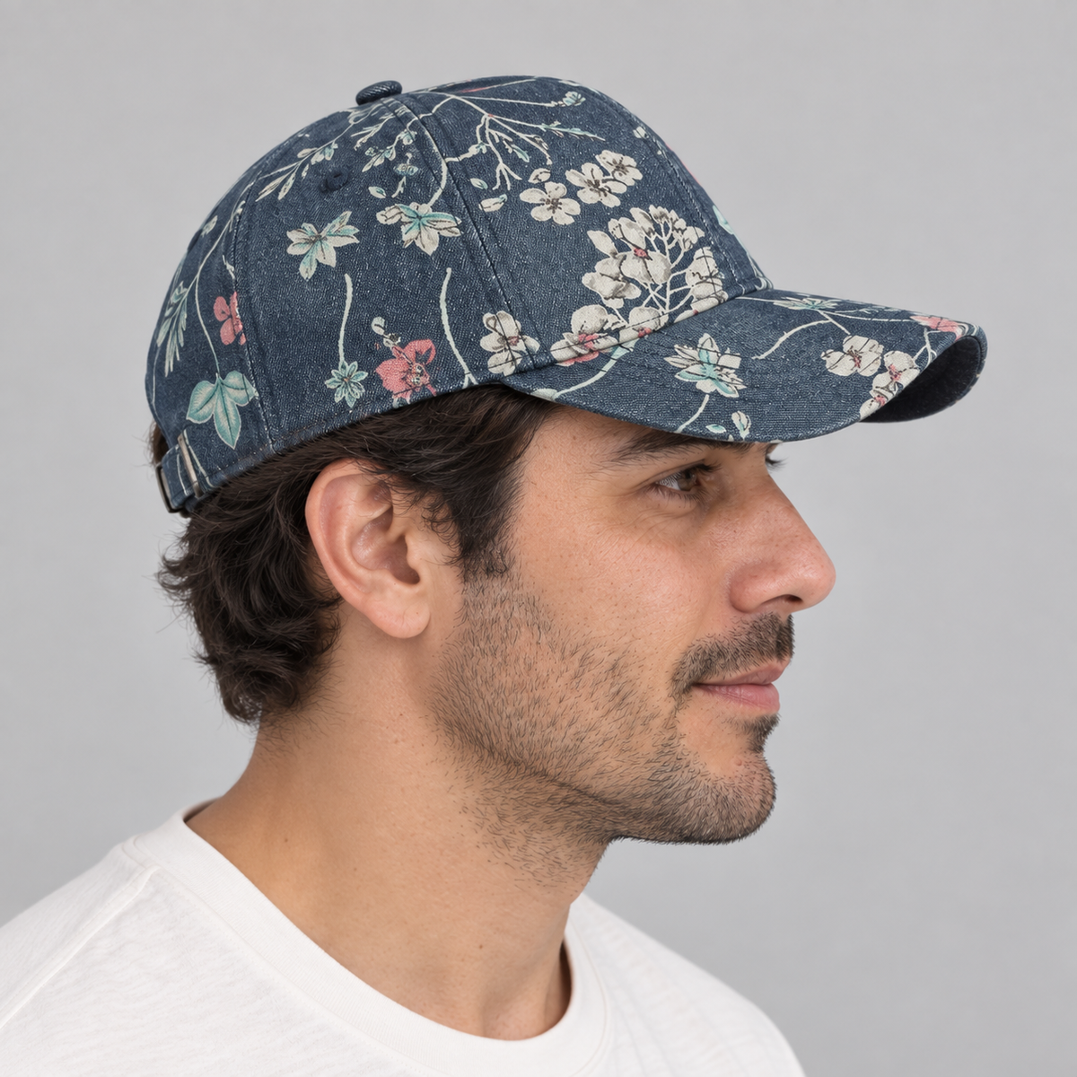 Gorro Floral azul, vista lateral en modelo hombre