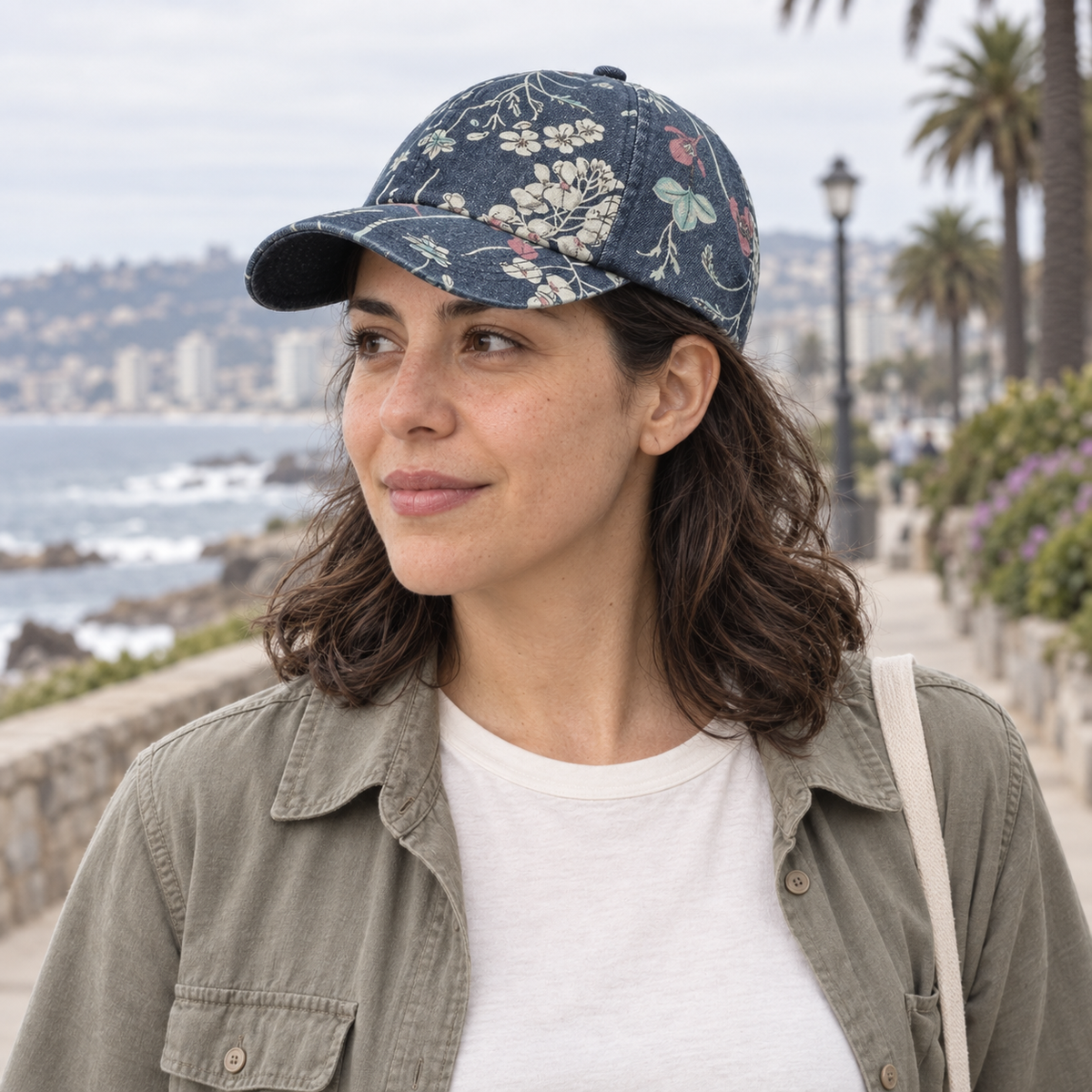 Gorro Floral azul, uso cotidiano en Viña del Mar en modelo mujer