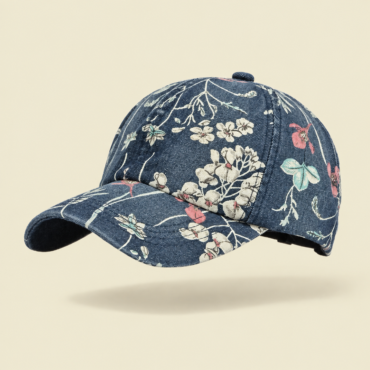 Gorro Floral Studio Kyo, fotografía de producto sobre fondo crema