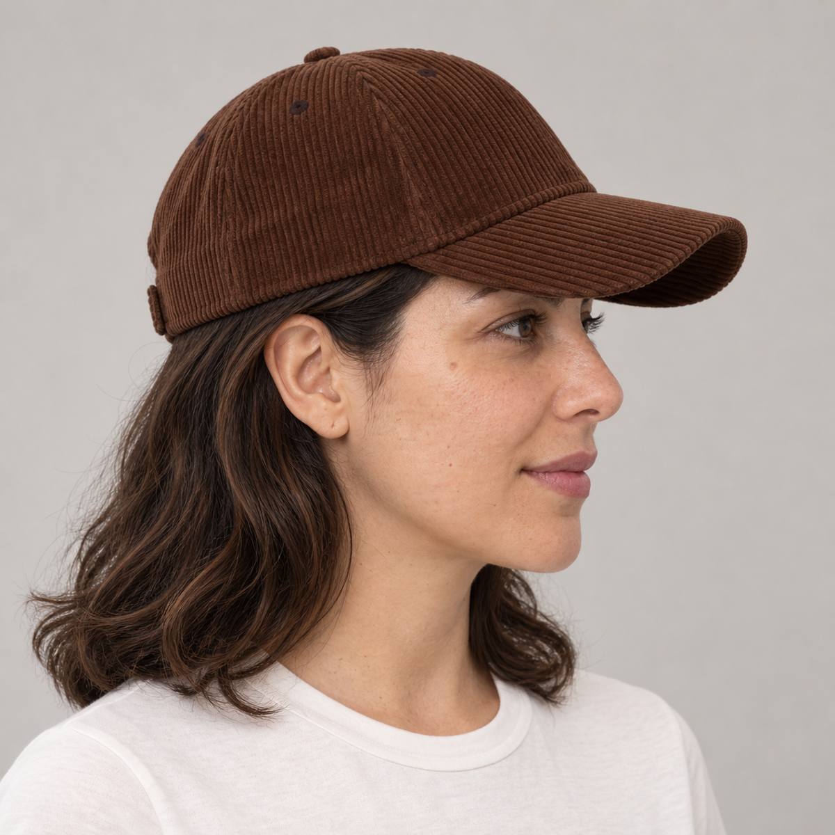 Gorro Gamuza café oscuro, vista lateral en modelo mujer