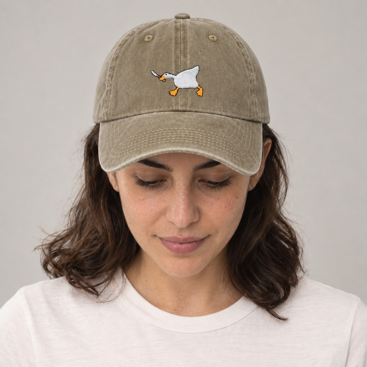 Gorro Goose beige, mirando hacia abajo en modelo mujer
