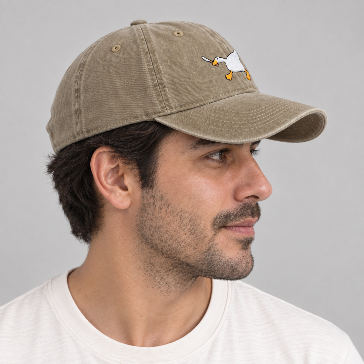 Gorro Goose beige, vista lateral en modelo hombre