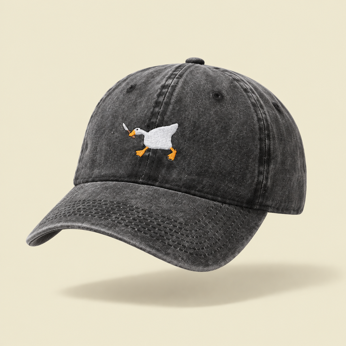 Gorro Goose negro lavado con bordado de ganso, vista tres cuartos sobre fondo crema Studio Kyo