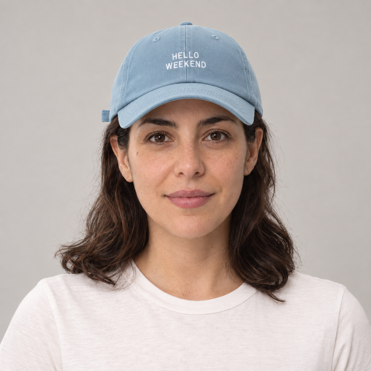 Gorro Hello Weekend azul cielo, vista frontal en modelo mujer