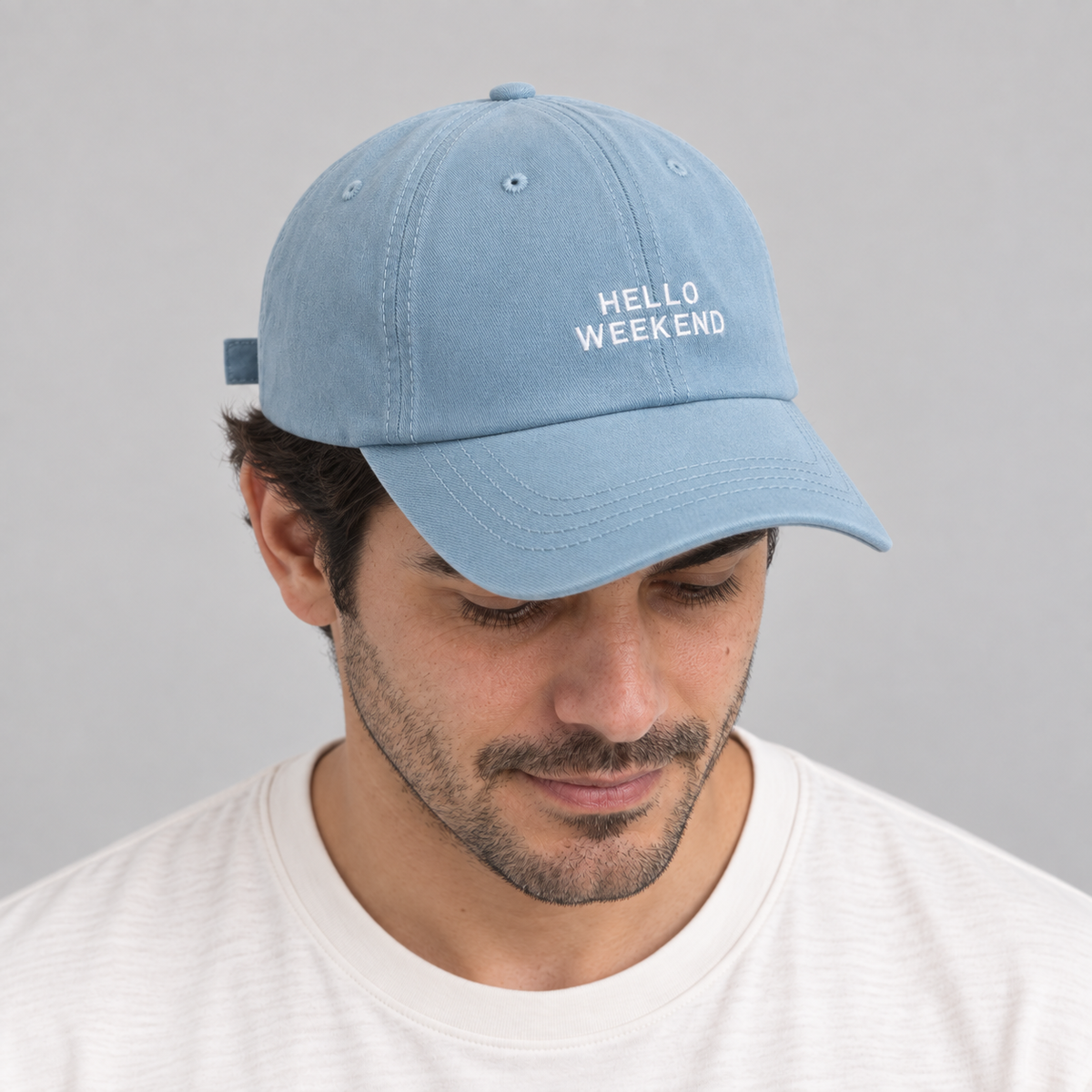 Gorro Hello Weekend azul cielo, mirando hacia abajo en modelo hombre