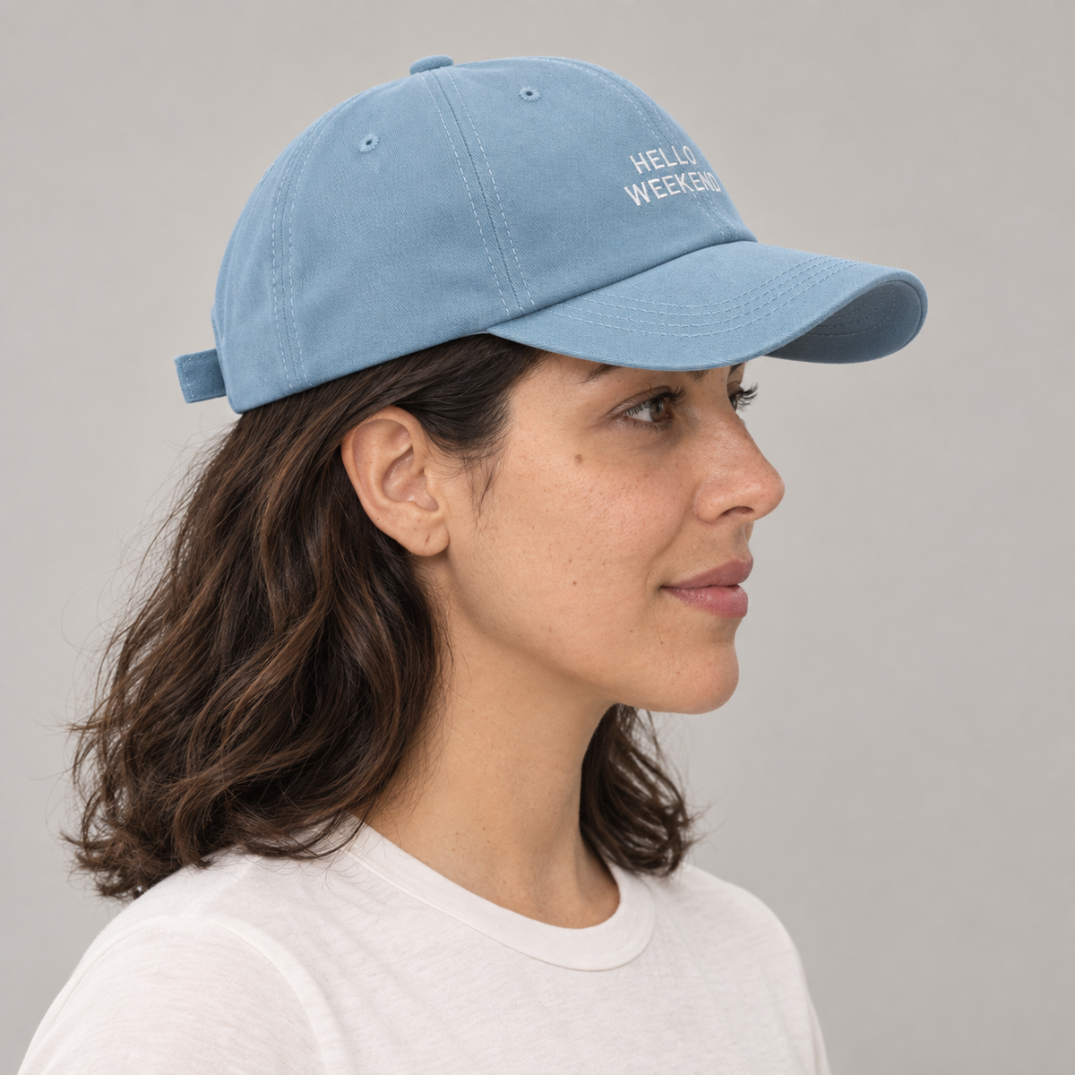 Gorro Hello Weekend azul cielo, vista lateral en modelo mujer
