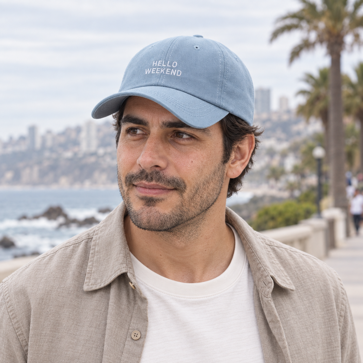 Gorro Hello Weekend azul cielo, uso cotidiano en Viña del Mar en modelo hombre