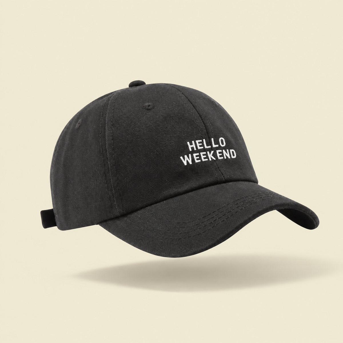 Gorro Hello Weekend Studio Kyo, fotografía de producto sobre fondo crema