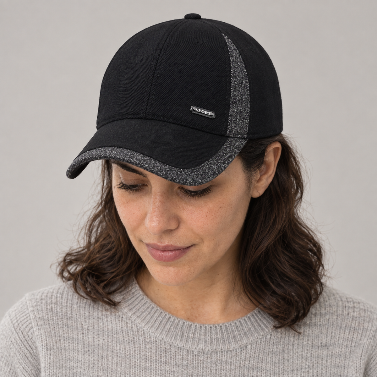 Gorro Invierno Fleece 2 negro, mirando hacia abajo en modelo mujer