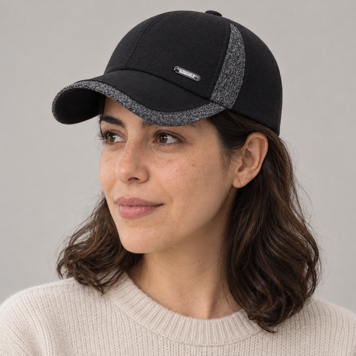 Gorro Invierno Fleece 2 negro, detalle del diseño en modelo mujer