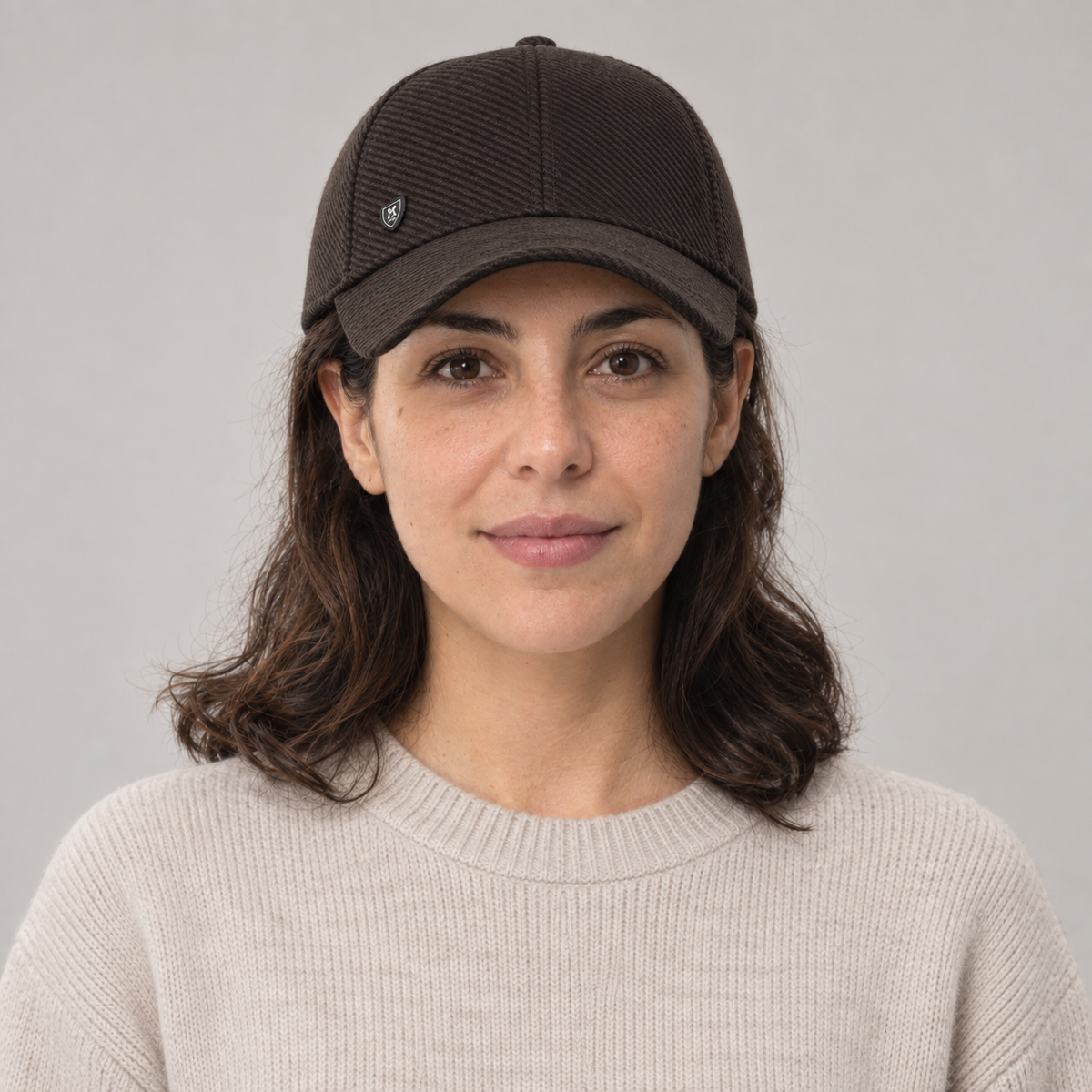 Gorro Invierno Fleece café oscuro, vista frontal en modelo mujer