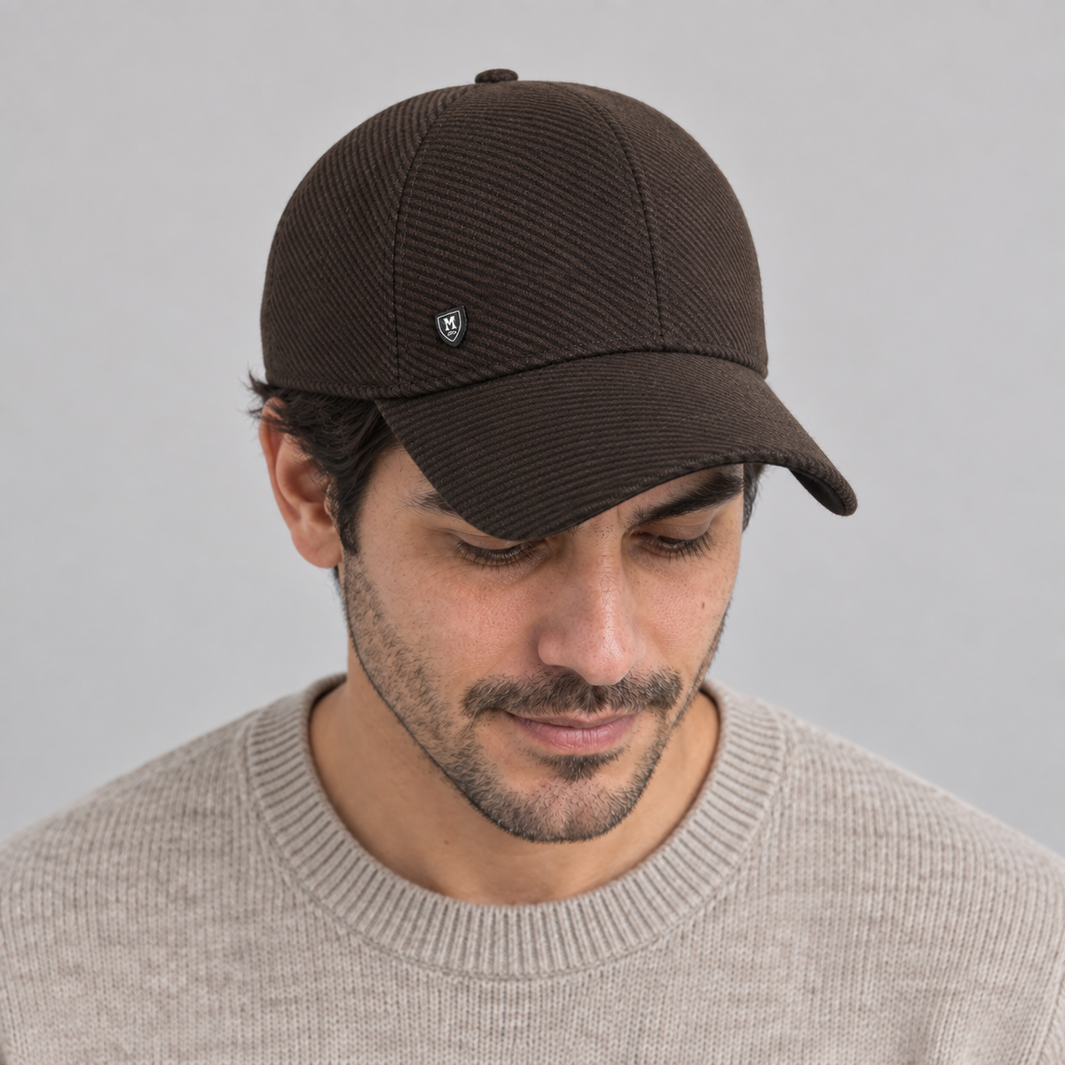 Gorro Invierno Fleece café oscuro, mirando hacia abajo en modelo hombre